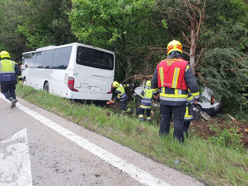 Verkehrsunfall mit Reisebuss Südautobahn Villach (Bild 1)